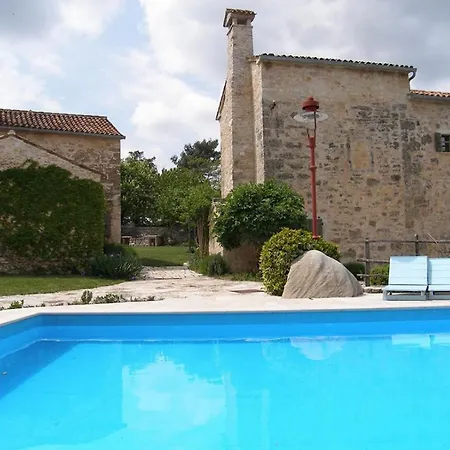 Дом отдыха Rural Holiday With Shared Pool
