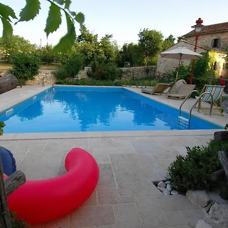 Rural Holiday With Shared Pool *