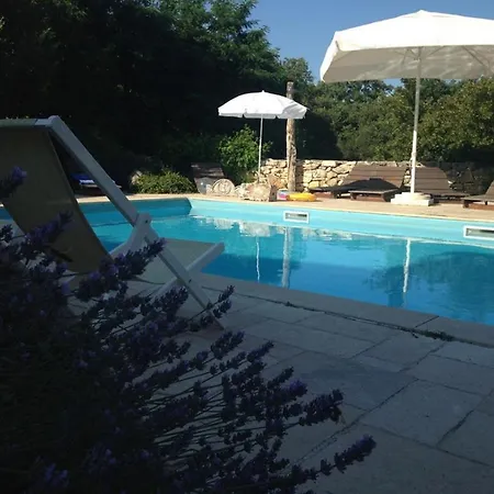 Rural Holiday With Shared Pool Casa vacanze Žminj