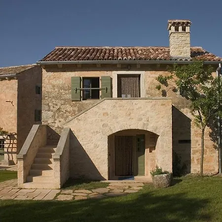 Rural Holiday With Shared Pool Žminj