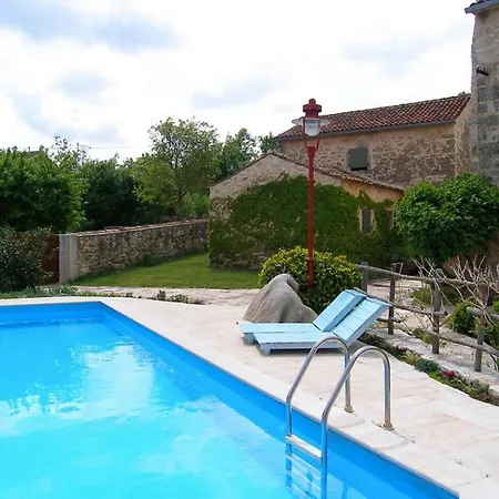 Rural Holiday With Shared Pool Casa vacanze Žminj