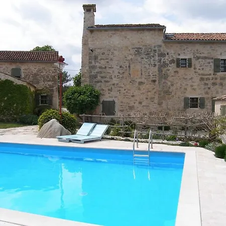 Rural Holiday With Shared Pool Casa vacanze Žminj