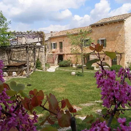 Rural Holiday With Shared Pool Casa vacanze Žminj