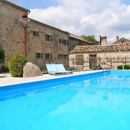 Rural Holiday With Shared Pool *