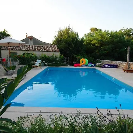 Rural Holiday With Shared Pool Žminj